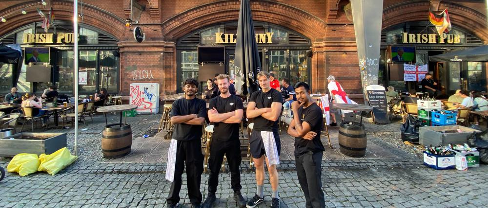 Mitarbeiter des Irish Pubs Kilkenny am Hackeschen Markt posieren vor dem Laden.