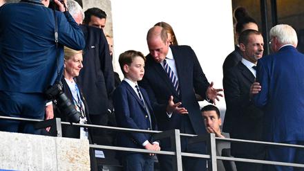 Noch ungestört: Prinz William und sein Sohn Prinz George im Fachgespräch zum EM-Finale