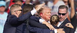 Donald Trump wird nach den Schüssen auf ihn von Agenten des US-Geheimdienstes Secret Service umringt.