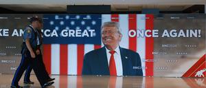 Polizeibeamte gehen an einem Donald-Trump-Schild im Fiserv Forum vorbei, während die Vorbereitungen für die Republican National Convention (RNC) am 14. Juli 2024 in Milwaukee, Wisconsin, laufen.