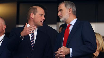 Der britische Prinz William unterhält sich vor dem EM-Finale mit dem spanischen König Felipe.