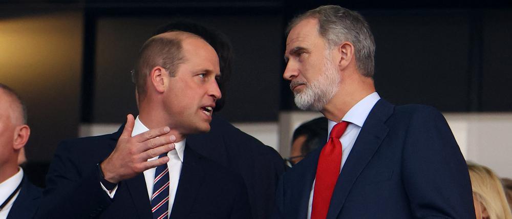 Der britische Prinz William unterhält sich vor dem EM-Finale mit dem spanischen König Felipe.