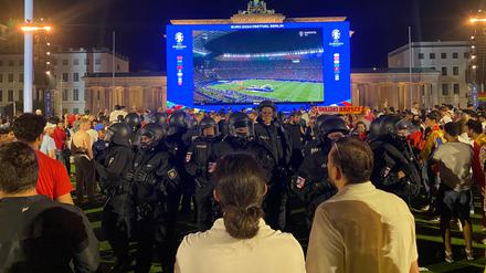 Polizisten schützen spanische Fans