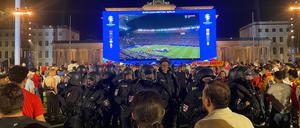 Polizisten schützen spanische Fans