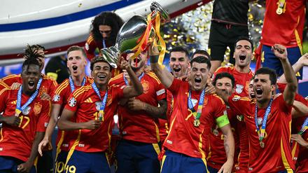 Spaniens Kapitän Álvaro Morata reckt die EM-Trophäe in die Höhe.