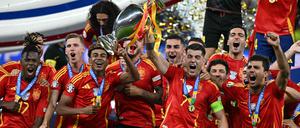 Spaniens Kapitän Álvaro Morata reckt die EM-Trophäe in die Höhe.