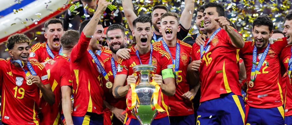 Spaniens Spieler um Alvaro Morata mit der EM-Throphäe