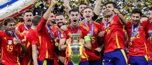 Spaniens Spieler um Alvaro Morata mit der EM-Throphäe