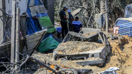 Vertriebene Palästinenser kehren in ihre zerstörten Zelte zurück, um ihre Habseligkeiten nach einem israelischen Bombenangriffs auf das Lager Al-Mawasi zu begutachten.