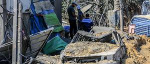 Vertriebene Palästinenser kehren in ihre zerstörten Zelte zurück, um ihre Habseligkeiten nach einem israelischen Bombenangriffs auf das Lager Al-Mawasi zu begutachten.