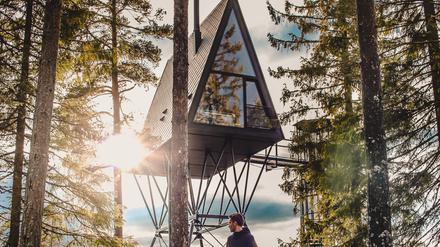 Designhexenhaus in Norwegen. Christine Mowinckel und Kristian Rostad haben 2018 das Pan Tretopphytter in Norwegen eröffnet.