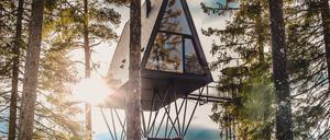 Designhexenhaus in Norwegen. Christine Mowinckel und Kristian Rostad haben 2018 das Pan Tretopphytter in Norwegen eröffnet.