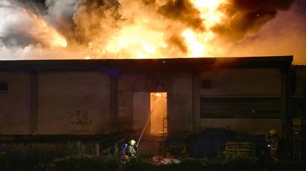 Einsatzkräfte der Feuerwehr löschen einen Brand in einer Bäckerei. In einer Bäckerei im Berliner Bezirk Tempelhof ist ein Feuer ausgebrochen.