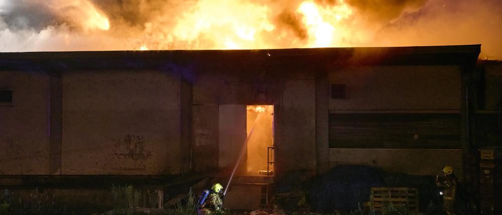 Einsatzkräfte der Feuerwehr löschen einen Brand in einer Bäckerei. In einer Bäckerei im Berliner Bezirk Tempelhof ist ein Feuer ausgebrochen.