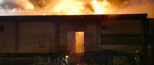 Einsatzkräfte der Feuerwehr löschen einen Brand in einer Bäckerei. In einer Bäckerei im Berliner Bezirk Tempelhof ist ein Feuer ausgebrochen.