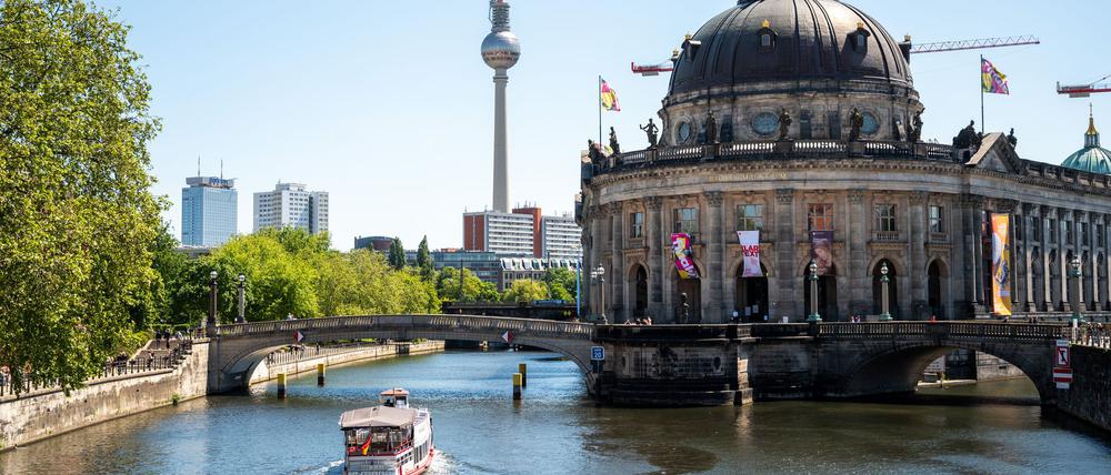 Ein Schiff fährt an einem sonnigen Tag auf der Spree an der Museumsinsel. (Symbolbild)