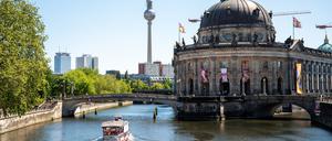 Ein Schiff fährt an einem sonnigen Tag auf der Spree an der Museumsinsel. (Symbolbild)