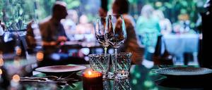 Gäste sitzen innen und außen im Mani Restaurant in Berlin Mitte. Die Innengastronomie darf seit heute wieder öffnen und die Außengastronomie ist ohne Test möglich. +++ dpa-Bildfunk +++