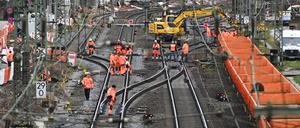 Vorbereitende Bauarbeiten zur Generalsanierung der Riedbahn finden an der Bahnstrecke in Biblis statt. 