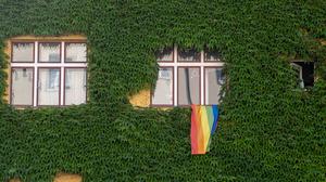 Eine Regenbogenfahne hängt in Berlin-Prenzlauer Berg aus einem Fenster. (Symbolbild)