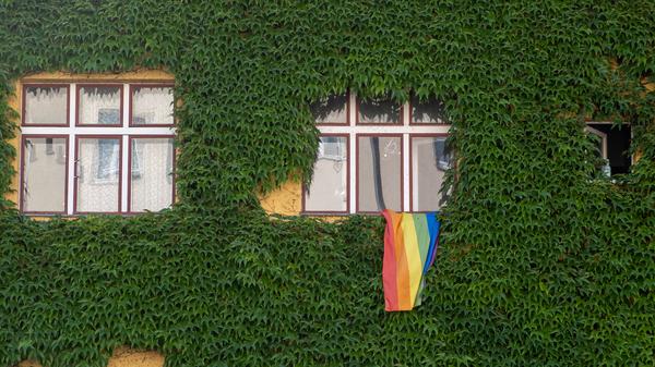 Eine Regenbogenfahne hängt in Berlin-Prenzlauer Berg aus einem Fenster. (Symbolbild)