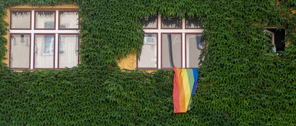 Eine Regenbogenfahne in Berlin.