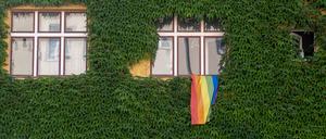 Eine Regenbogenfahne in Berlin.