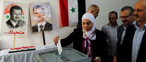 Eine Frau gibt in Damaskus ihre Stimme ab.