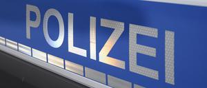 Der Polizei-Schriftzug auf einem Einsatzwagen.
