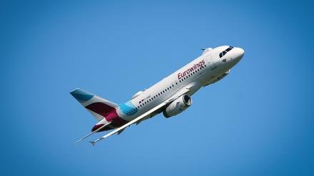Ein Flugzeug der Airline Eurowings muss auf dem Berliner Flughafen BER eine Sichheitslandung hinlegen. (Symbolbild)