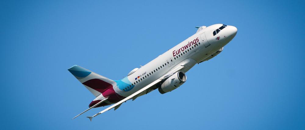Ein Flugzeug der Airline Eurowings muss auf dem Berliner Flughafen BER eine Sichheitslandung hinlegen. (Symbolbild)