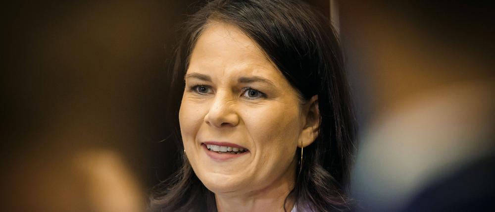 Vor ihrer Reise in die Sahel-Region hat Außenministerin Annalena Baerbock die Zusammenarbeit mit dem Senegal und der Elfenbeinküste betont. Migration, wirtschaftliche Zusammenarbeit und Russland dominieren die Agenda.