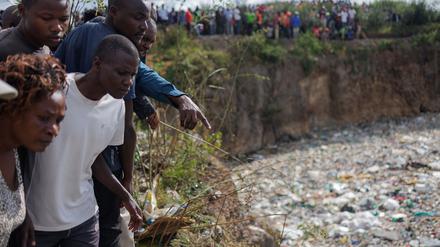 Schaulustige an einer Müllhalde in Kenias Hauptstadt Nairobi, wo mehrere verstümmelte Frauenleichen gefunden wurden