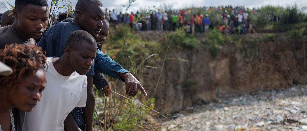 Schaulustige an einer Müllhalde in Kenias Hauptstadt Nairobi, wo mehrere verstümmelte Frauenleichen gefunden wurden