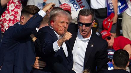 Der frühere US-Präsident Donald Trump wurde am Samstagabend Opfer eines Attentats. Der Täter traf ihn nur am Ohr, doch zwei Zuschauer der Wahlkampfveranstaltung wurden schwer verletzt.