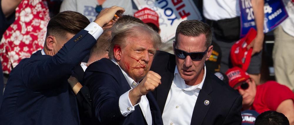 Der frühere US-Präsident Donald Trump wurde am Samstagabend Opfer eines Attentats. Der Täter traf ihn nur am Ohr, doch zwei Zuschauer der Wahlkampfveranstaltung wurden schwer verletzt.
