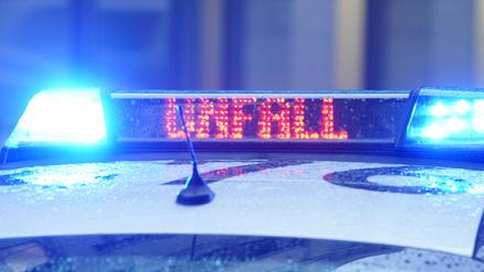 Symbolfoto mit Blaulicht auf einem Polizeiwagen.