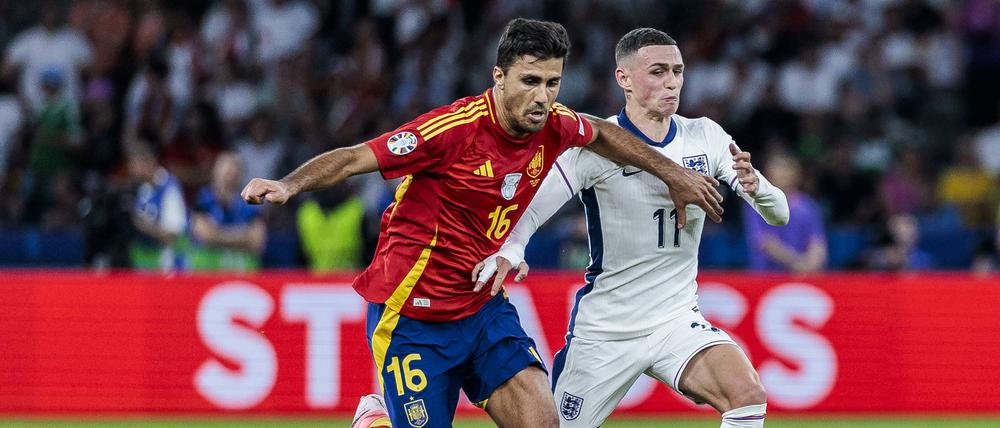 Rodri (links, im Finale gegen Phil Foden) war Spaniens Taktgeber im zentralen Mittelfeld.