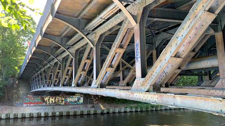 Die Bäkebrücke in Lichterfelde über den Teltowkanal: 2025 wird sie abgerissen, ein Neubau tritt an ihre Stelle.