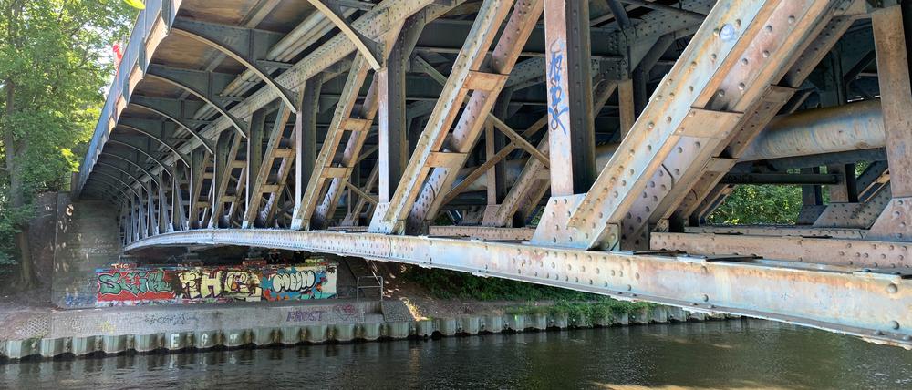 Die Bäkebrücke in Lichterfelde über den Teltowkanal: 2025 wird sie abgerissen, ein Neubau tritt an ihre Stelle.