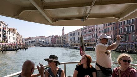Die Lagunenstadt Venedig ächzt unter den Tourismusmassen. Daher mussten Tagesgäste seit Ende April Eintritt zahlen. Kritik daran kommt von unerwarteter Stelle. 