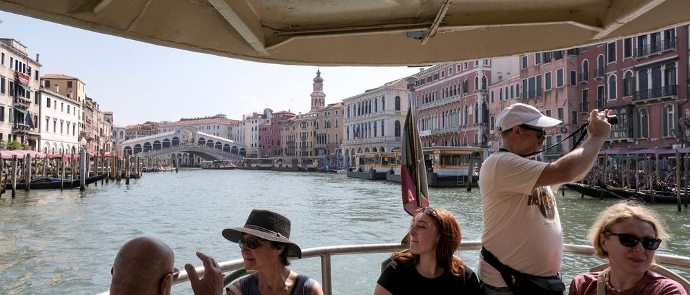 Die Lagunenstadt Venedig ächzt unter den Tourismusmassen. Daher mussten Tagesgäste seit Ende April Eintritt zahlen. Kritik daran kommt von unerwarteter Stelle.