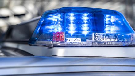 Das Blaulicht an einem Polizeiwagen ist eingeschaltet. (Symbolbild)