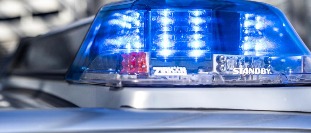 Symbolfoto mit Blaulicht auf einem Polizeiauto.
