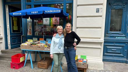 Friederike Büchner (rechts) und Sozialassistentin Magdalena Marchewka halten den Schöneberger Medienpoint am Laufen.