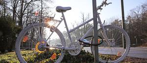 Mit weißen Fahrrädern, sogenannten Geisterrädern, wird an im Verkehr getötete Radfahrende erinnert - hier in der Potsdamer Waldstadt.