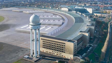 Das denkmalgeschützte Flughafengebäude in Tempelhof zählt mit einer Gesamtfläche von 300.000 Quadratmeter zu den größten Baudenkmalen weltweit. Hier im Entwurf: ein Vorschlag der Euref AG, Messehallen auf dem Vorfeld zu errichten.