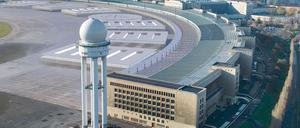 Das denkmalgeschützte Flughafengebäude in Tempelhof zählt mit einer Gesamtfläche von 300.000 Quadratmeter zu den größten Baudenkmalen weltweit. Hier im Entwurf: ein Vorschlag der Euref AG, Messehallen auf dem Vorfeld zu errichten.
