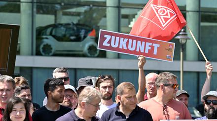 Der Protest der Beschäftigten vor dem Volkswagen Group Future Center Europe in der Schiffbauergasse.