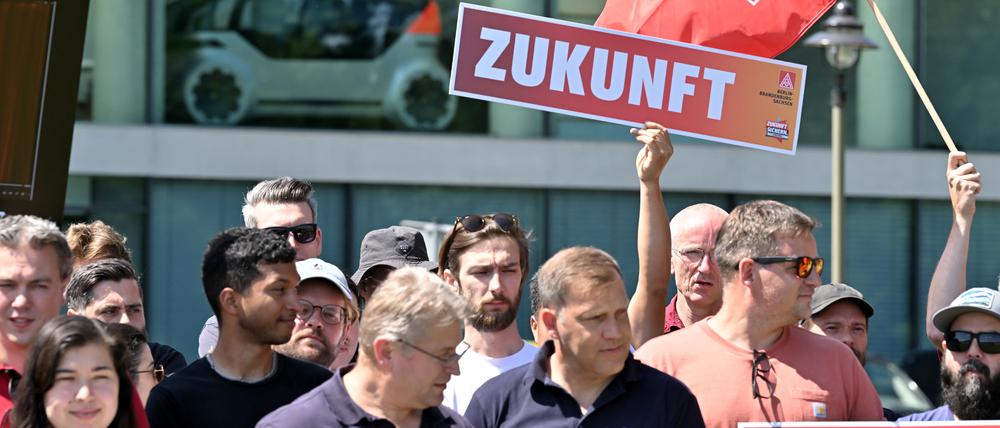 Der Protest der Beschäftigten vor dem Volkswagen Group Future Center Europe in der Schiffbauergasse.